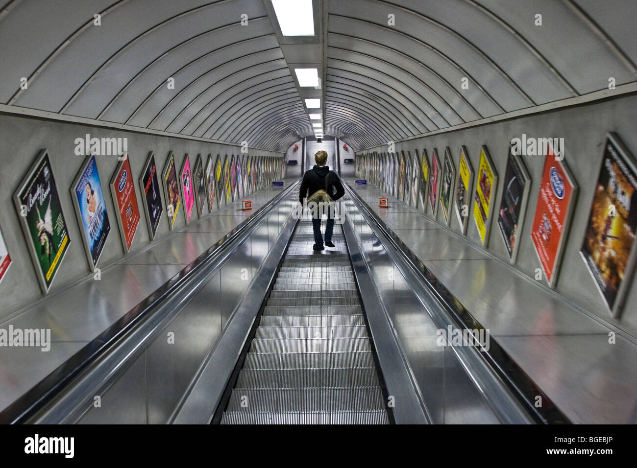 Ein Schuss von einem Mann auf einer Rolltreppe in der Londoner U-Bahn. Stockfoto