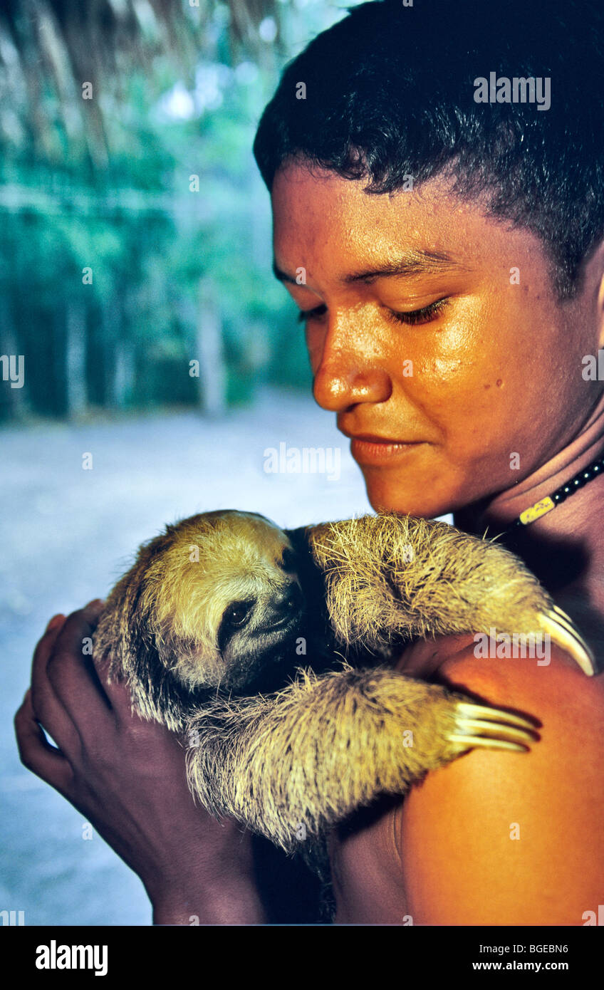 Ein Junge zeigt ein Haustier Faultier in Amazon Dorf von Cucuruna in der  Nähe von Santarem, Brasilien Stockfotografie - Alamy