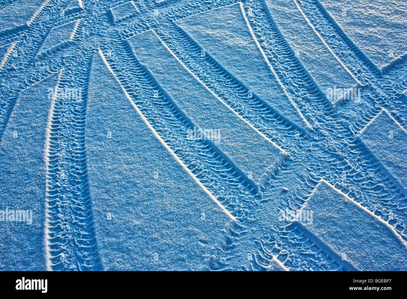 Rad-Wanderwege von Reifen im Frost/Schnee Stockfoto
