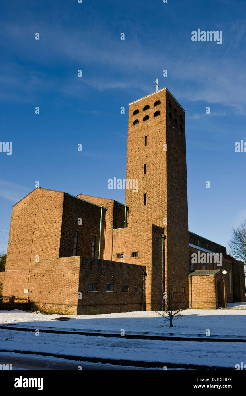 St Alban eine große städtische Pfarrkirche von North Harrow London im Winterschnee und blauem Himmel. Stockfoto