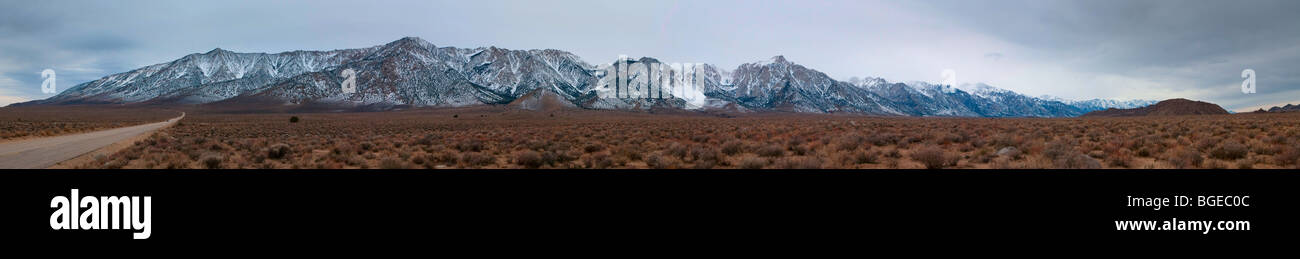 Dies ist ein Panorama von Lone Pine montieren und Mount Whitney und Alabama Hills, Lone Pine, Ca Stockfoto