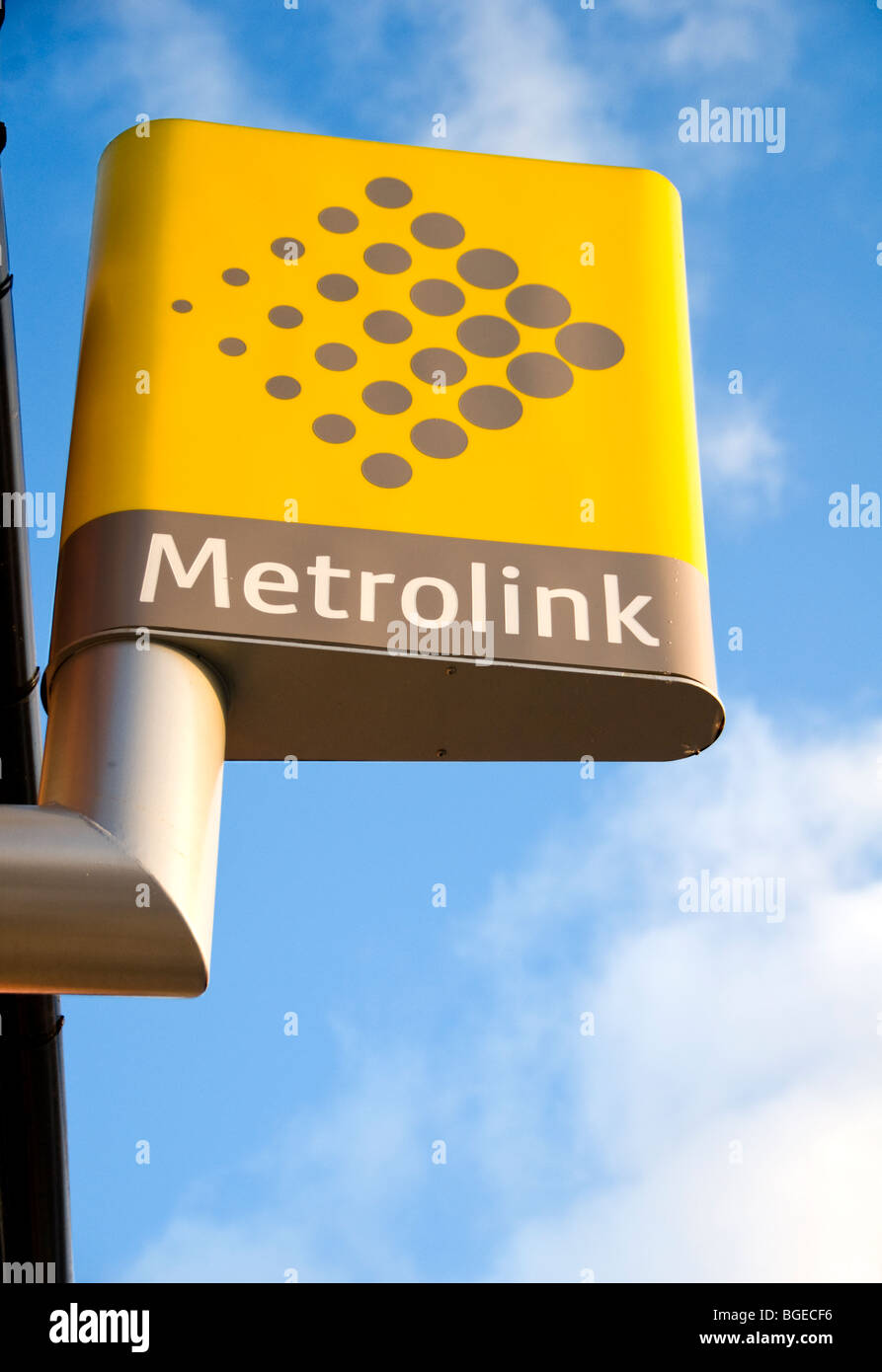 Ein Metrolink Zeichen außerhalb einer Tram-Station in Manchester, England, UK Stockfoto