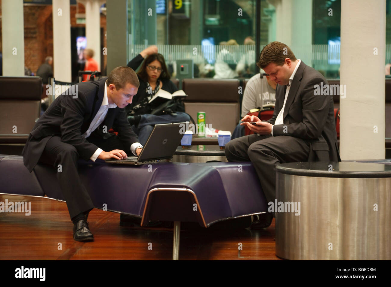 Für Geschäftsreisende warten ein Eurostar-Zug bei St Pancras Station, London, UK Stockfoto
