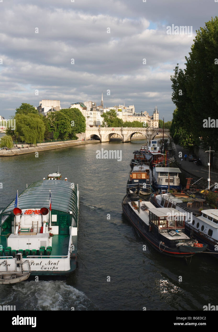 Ein Touristenboot nähert sich Pont Neuf auf der Seine in Paris, Frankreich Stockfoto