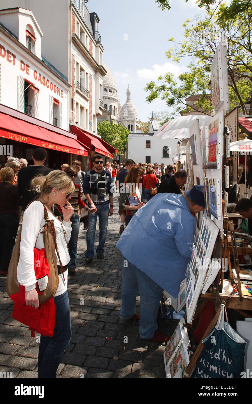 Touristen suchen an Ständen der Künstler am Place du Tertre in Montmartre, Paris, Frankreich Stockfoto