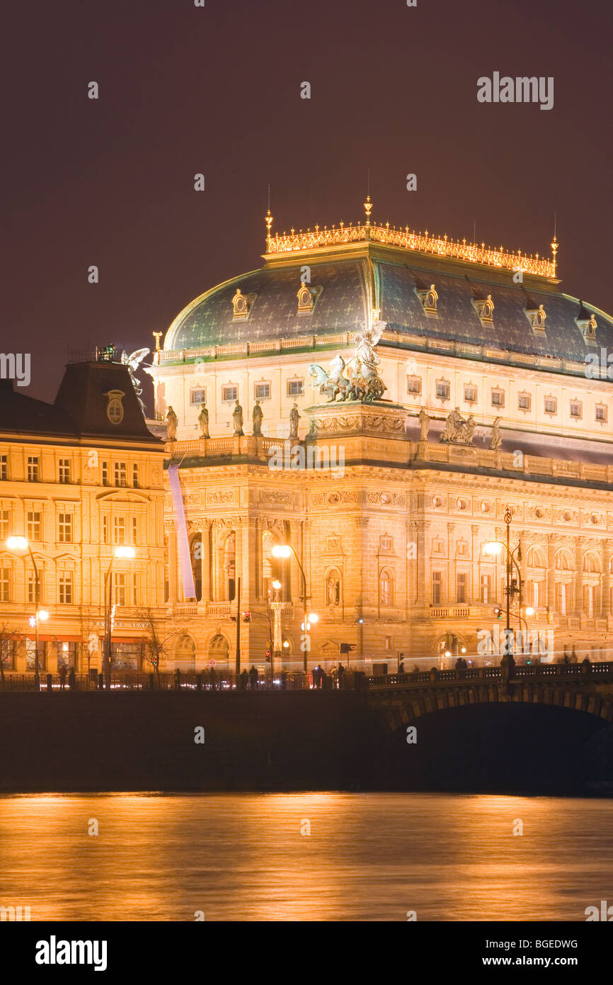Prag - beleuchtete Nationaltheater und Legii Bridge bei Nacht Stockfoto