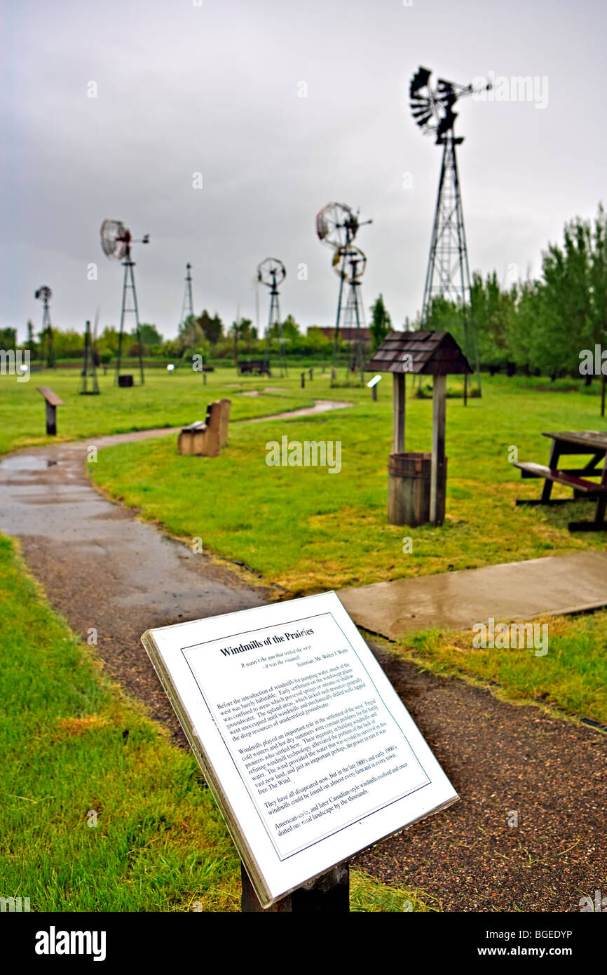 Verschiedene Arten von Windmühlen auf dem Display an der Etzikom Museum Süd Osten Alberta, The Canadian National Windpower Altstadt Stockfoto