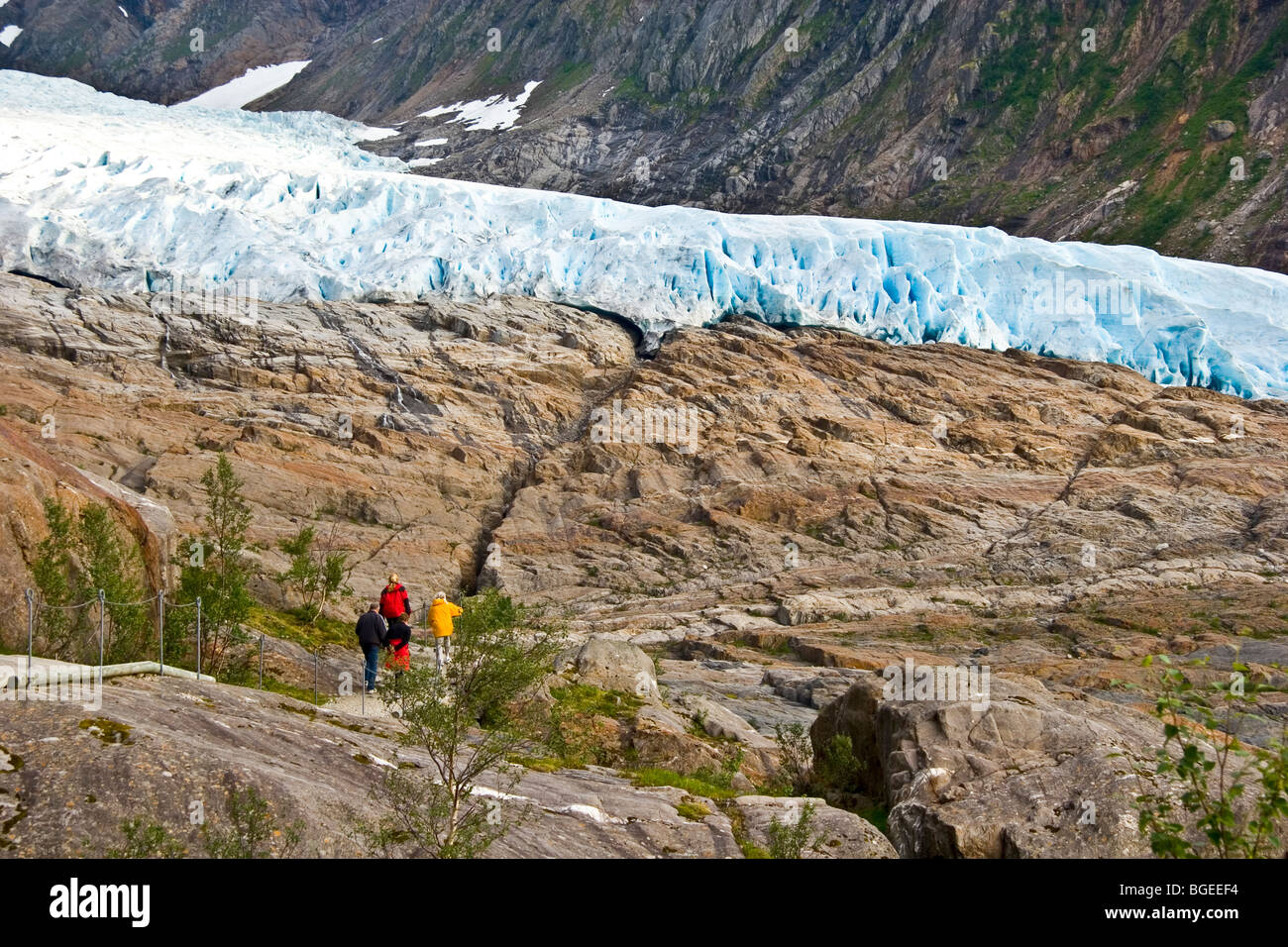 Nicht weit von den Polarkreis Svartisen Gletscher Norwegens zweitgrößte erweitert seine eisigen Fuß fast bis zum Meer Stockfoto