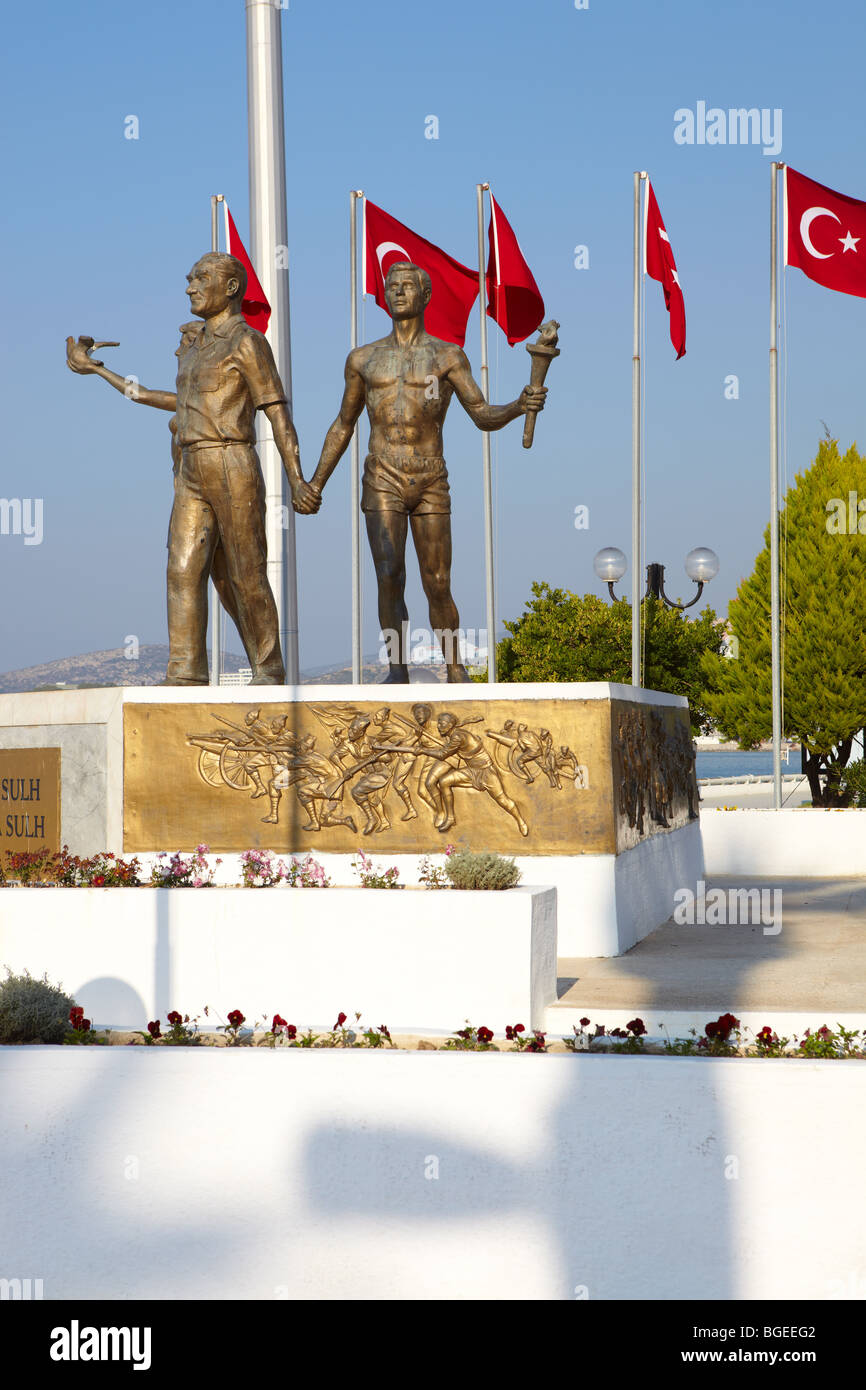 Denkmal von Atatürk und Jugend, Kusadasi, Türkei mit türkischen Flaggen im Hintergrund. Das Denkmal steht für Frieden und Hoffnung Stockfoto