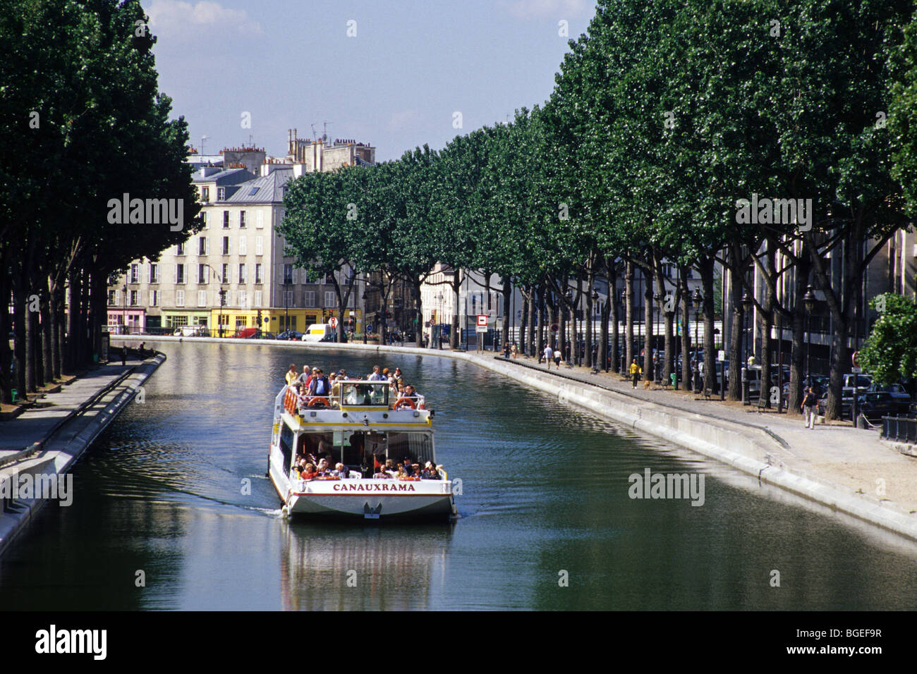 Canal Saint Martin zieht sich durch den Nord-östlichen Vororten von Paris. Das Gebiet hat Erneuerung unterzogen und Touristen anzieht. Stockfoto