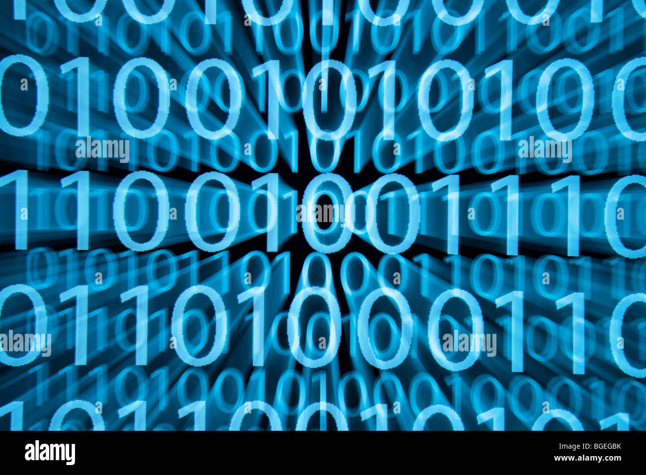 Blaue Binärcode fotografiert auf einem Computerbildschirm mit Zoom-Effekt Stockfoto