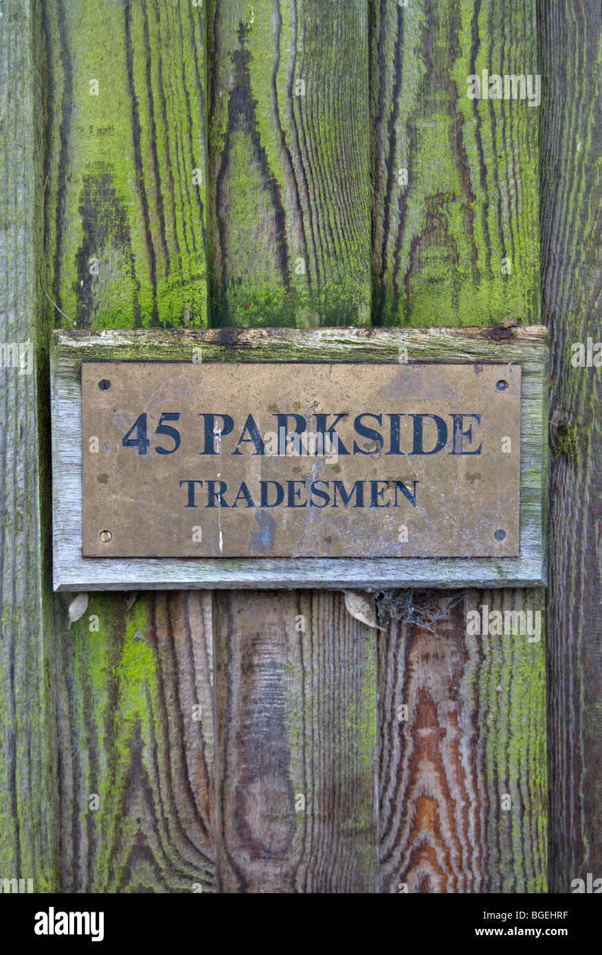 Melden Sie sich am Holztor Kennzeichnung Eingang für Handwerker auf der Rückseite eines Hauses in Wimbledon, Südwesten von London, england Stockfoto