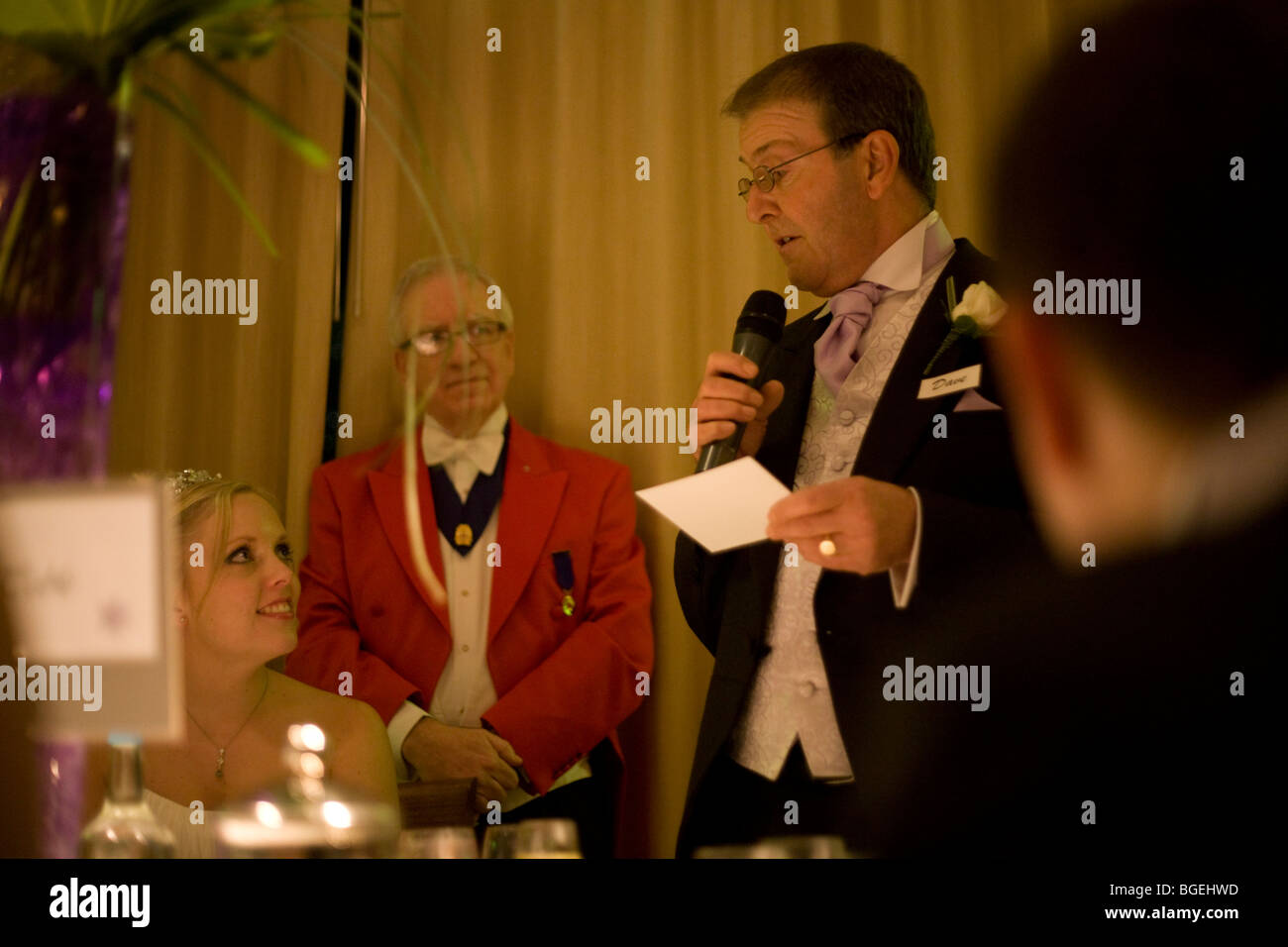 Vater einer Braut hält seine Rede in der Abendveranstaltung nach ihre standesamtliche Trauung bei einer lizenzierten Zeremonie in Essex, England. Stockfoto