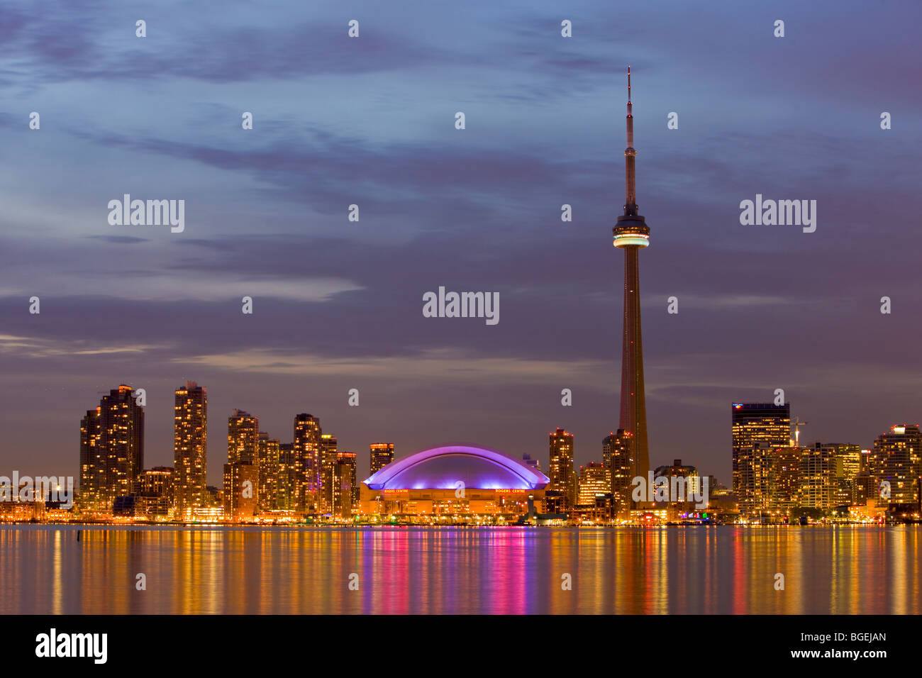 Skyline von Toronto mit dem CN Tower und das Rogers Centre in der Abenddämmerung über Lake Ontario, Stadt von Toronto, Ontario, Kanada. Stockfoto