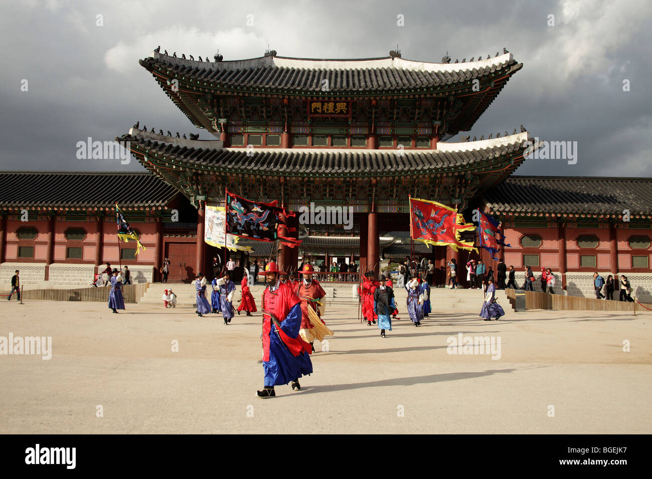 Der Wechsel der Wachablösung im Gyeongbokgung Palace im Süden Koreas Hauptstadt Seoul, Asien Stockfoto