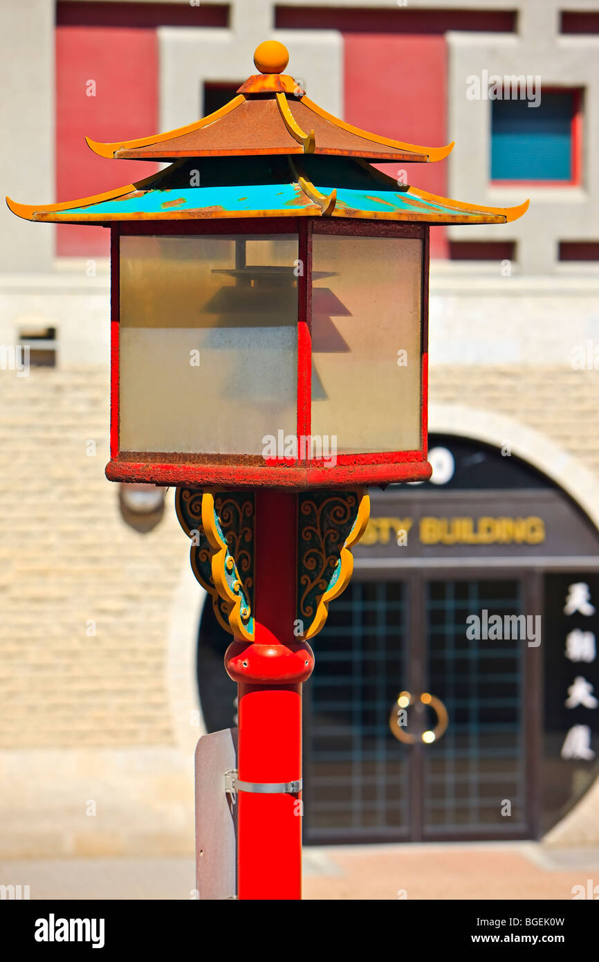 Straßenlaterne außerhalb der Winnipeg chinesischen Kultur- und Bürgerhaus im Zentrum von Chinatown, Stadt von Winnipeg, Manitoba, Kanada Stockfoto