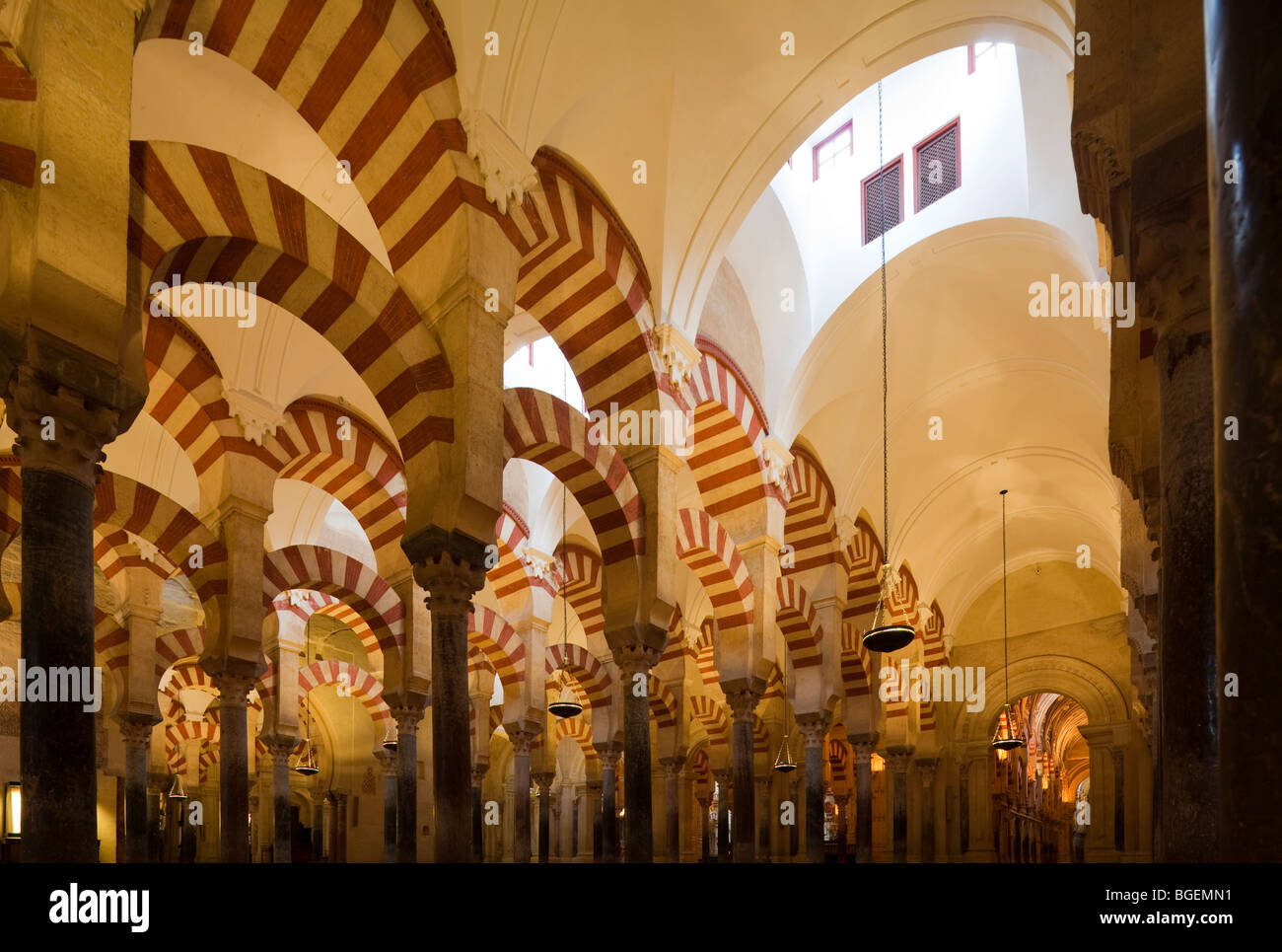 Bögen von Gebet Hall, Mezquita von Córdoba, Andalusien, Spanien Stockfoto