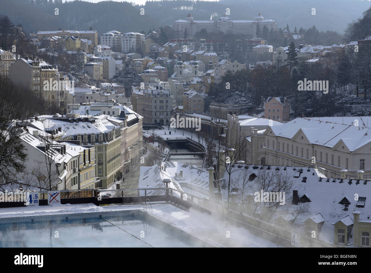 Die Stadt Karlovy Vary (Karlsbad) gesehen vom thermischen Sanatorium, Tschechische Republik, Europa Stockfoto