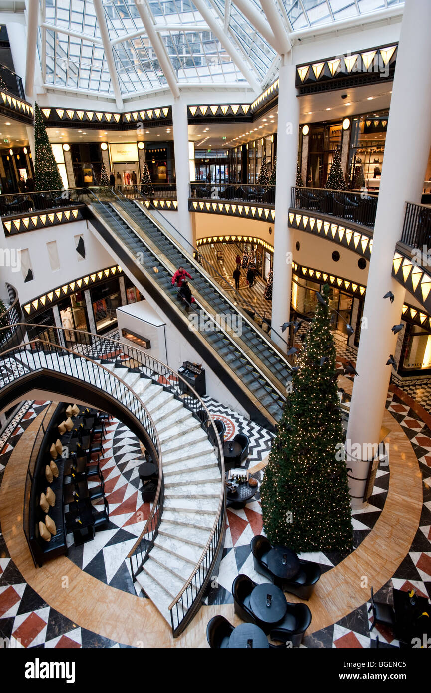 Innenansicht des schönen eleganten Atrium in gehobenen Einkaufszentrum Quartier 206 in der Friedrichstraße in Mitte Berlin 2009 Stockfoto