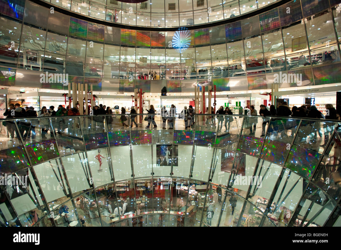 Innenansicht des spektakulären Glas ummauerten Vorhof des Galeries Lafayette in der Friedrichstraße in Mitte Berlin Deutschland Stockfoto