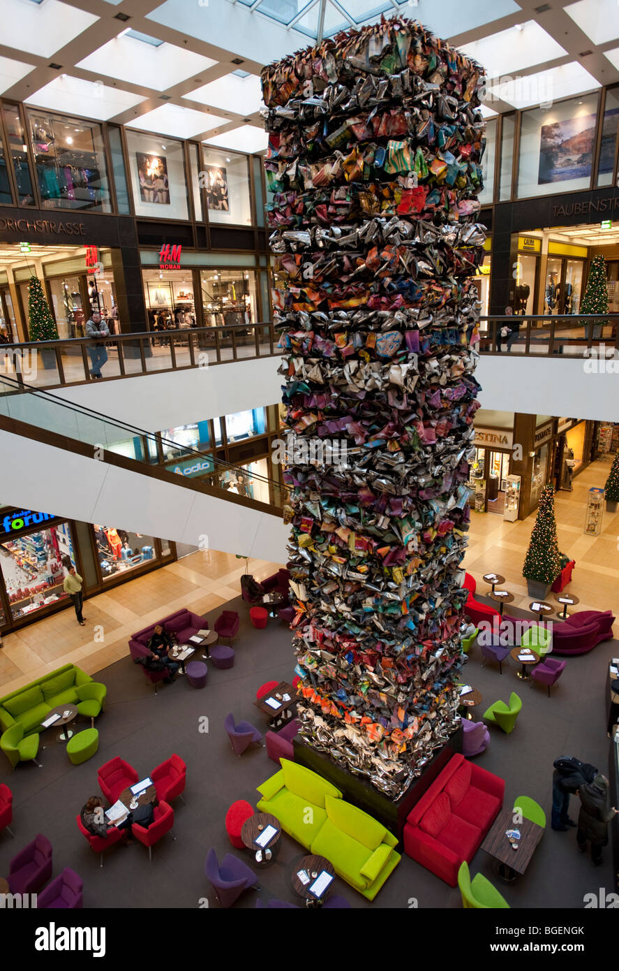 Moderne Skulptur des zerquetschten Autos in gehobenen Quartier 206-Shopping-Mall in der Friedrichstraße in Mitte Berlin Stockfoto