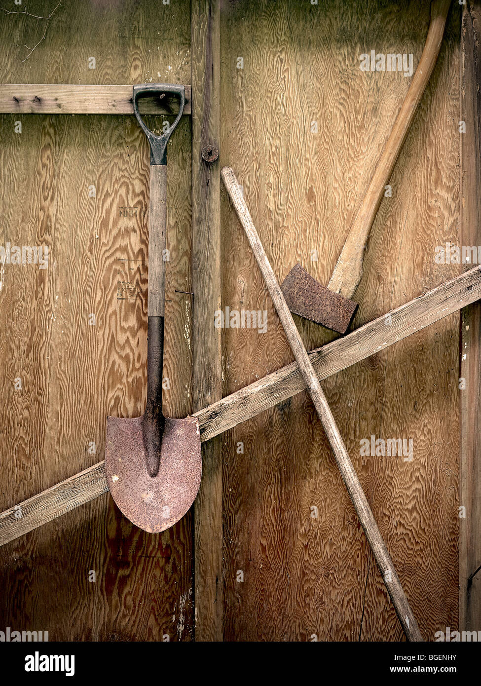 Alte rostige Werkzeuge In hölzernen Schuppen, Pennsylvania, USA Stockfoto