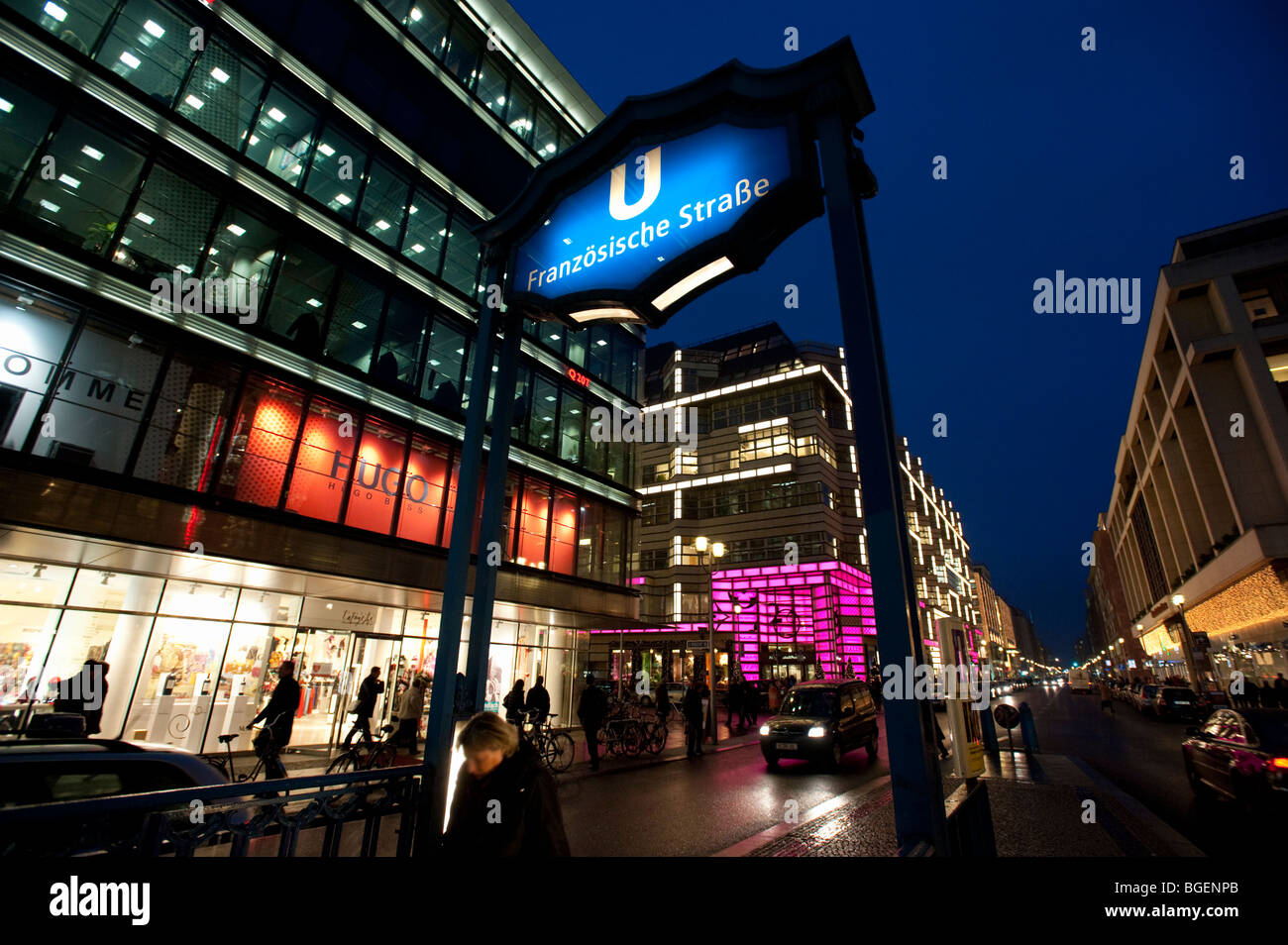 Ansicht der Friedrichstraße nachts am Eingang Franzosische Strasse u-Bahn Ststion in Mitte Berlin Deutschland Stockfoto