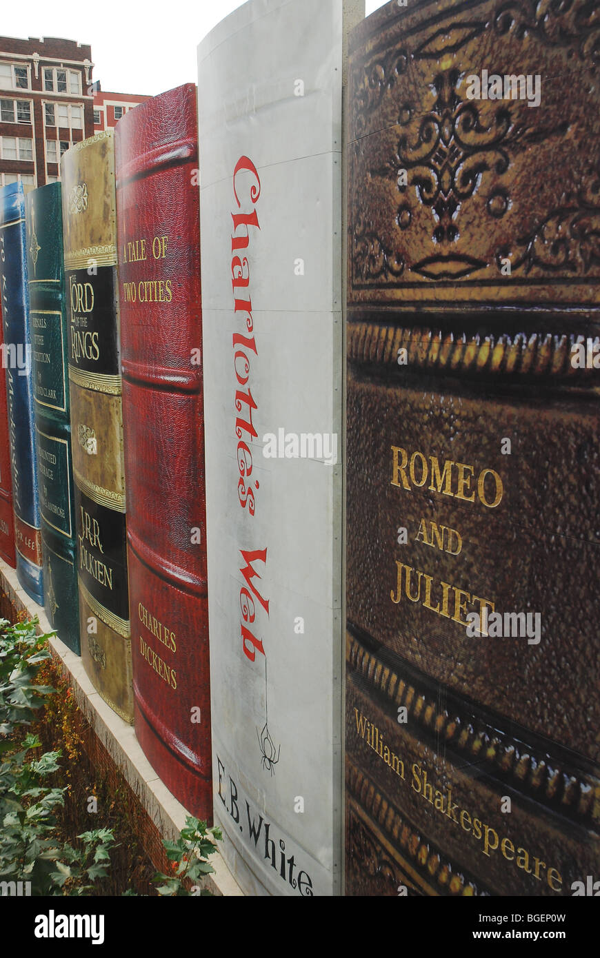 Parkhaus der Kansas City Public Library, entwickelt, um ein Bücherregal aussehen. Stockfoto