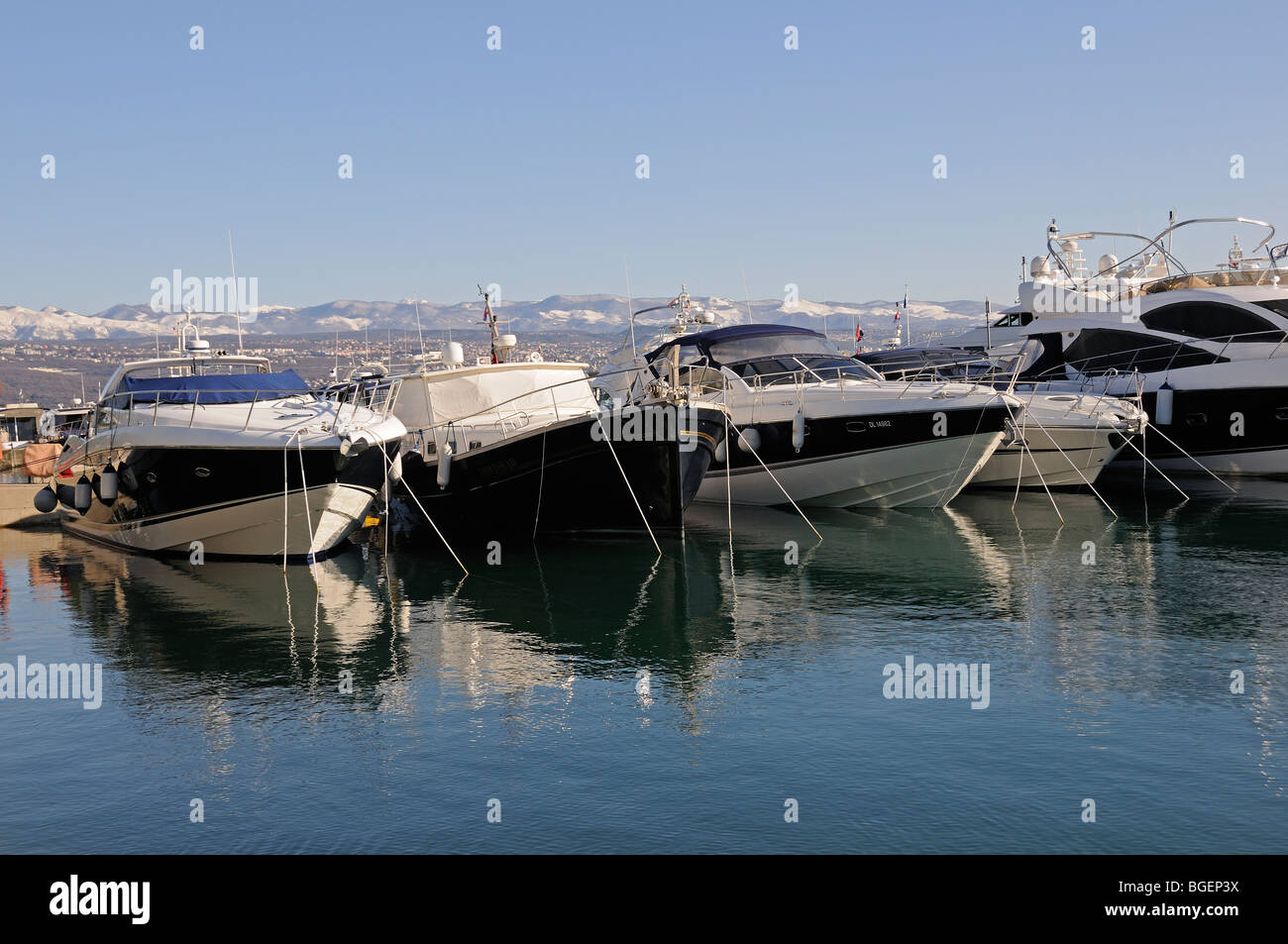 Motorboote im Hafen von Opatija, Kroatien, Adria, Mittelmeer Stockfoto