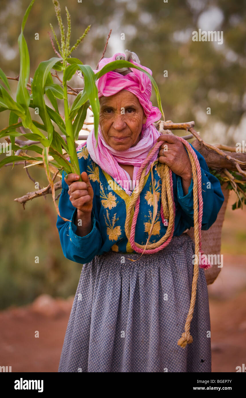 Provinz von OUARZAZATE, Marokko - Berber Frau hält Maisstiel, an das Ksar bei Ait Benhaddou. Stockfoto