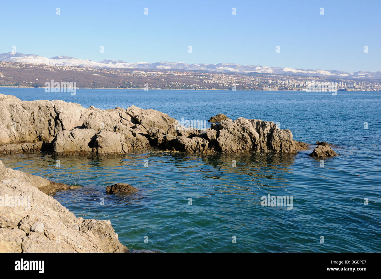 Winterzeit in Kroatien mit Meer und felsige Ufer, Kvarner Bucht, Mittelmeer, Adria, Kroatien Stockfoto