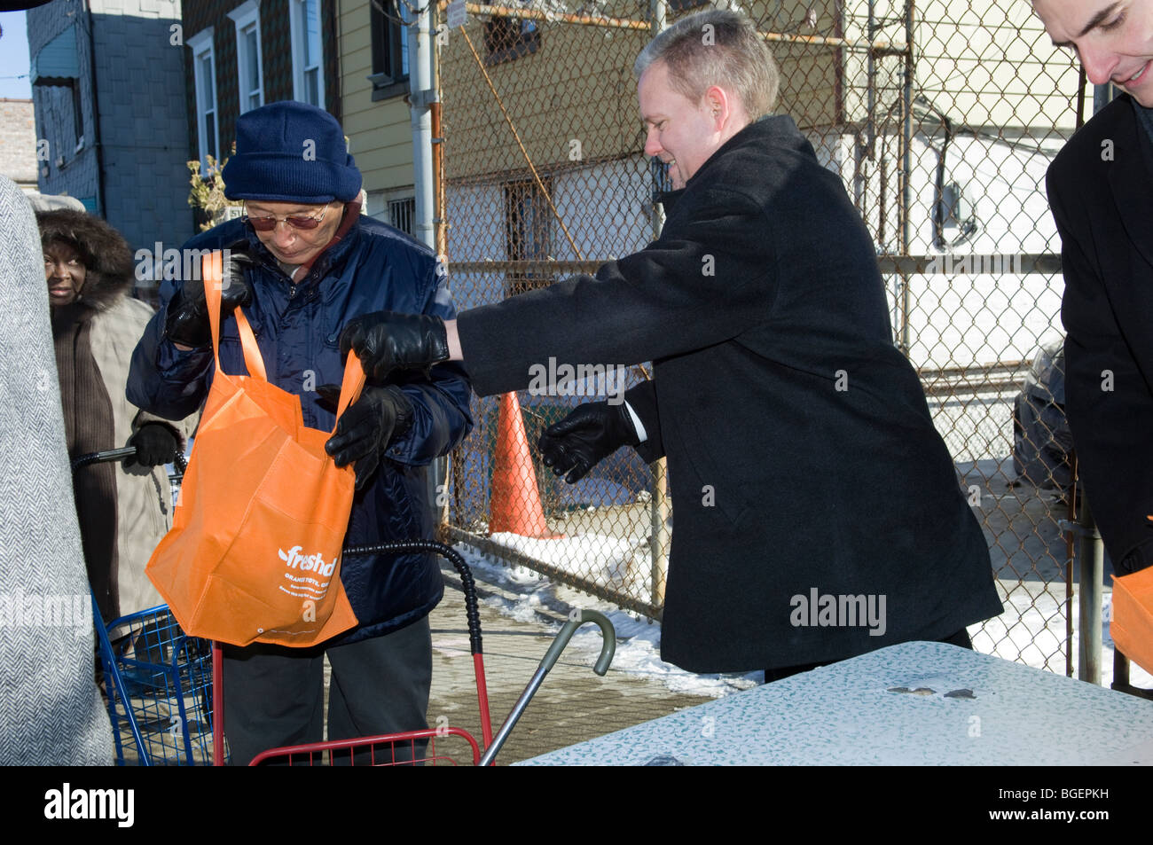 Familien mit geringem Einkommen erhalten Puten gestiftet von frischen direkt am Brot des Lebens essen Speisekammer Stockfoto