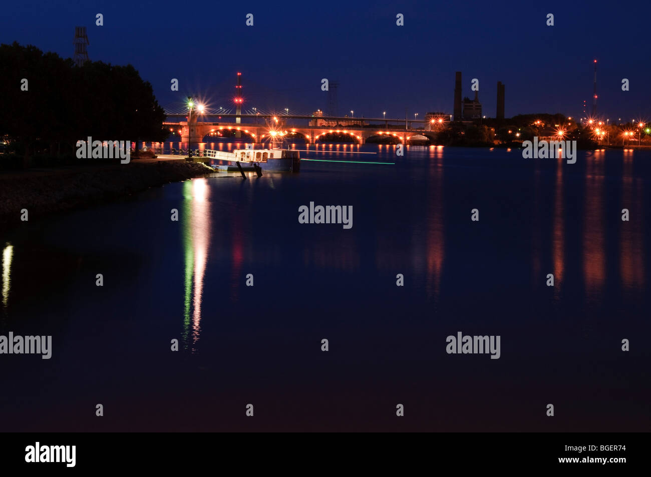 Nachtlichter am Maumee River in der Innenstadt von Toledo, Ohio Stockfoto