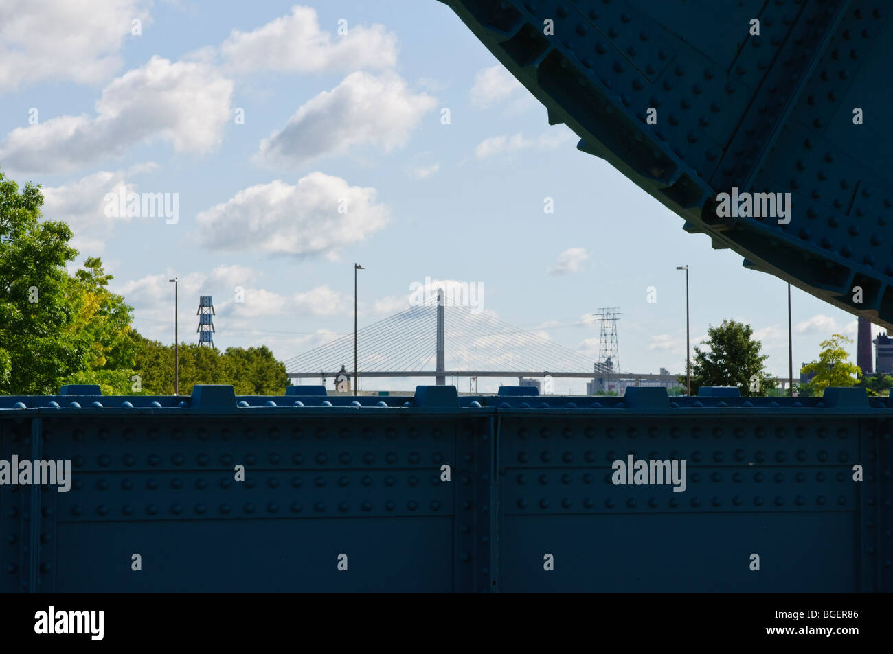 Ansicht der I-280 Brücke über Maumee River von Washington Street Bridge in der Nähe von Owens Corning über Swan Creek in Toledo Ohio Stockfoto