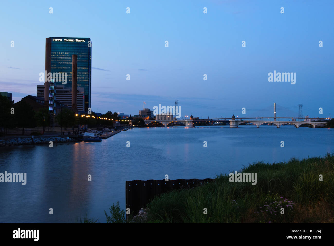 Promenade Park und andere Sehenswürdigkeiten am Flussufer auf der Maumee River in Toledo, Ohio. Stockfoto