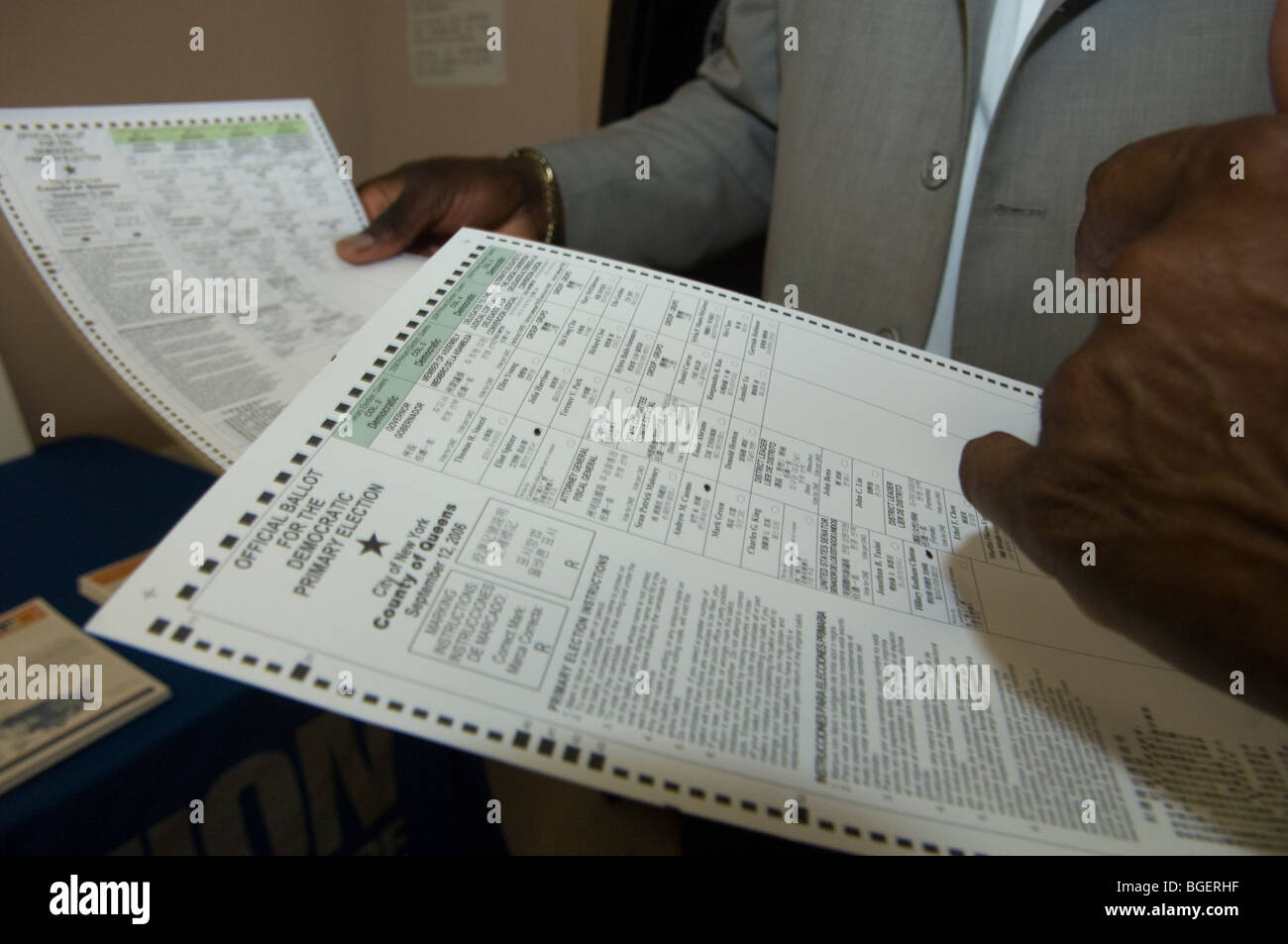 Probe-Stimmzettel in eine elektronische Wahlmaschinen Open House bei einem Vorstandswahlen in New York Stockfoto