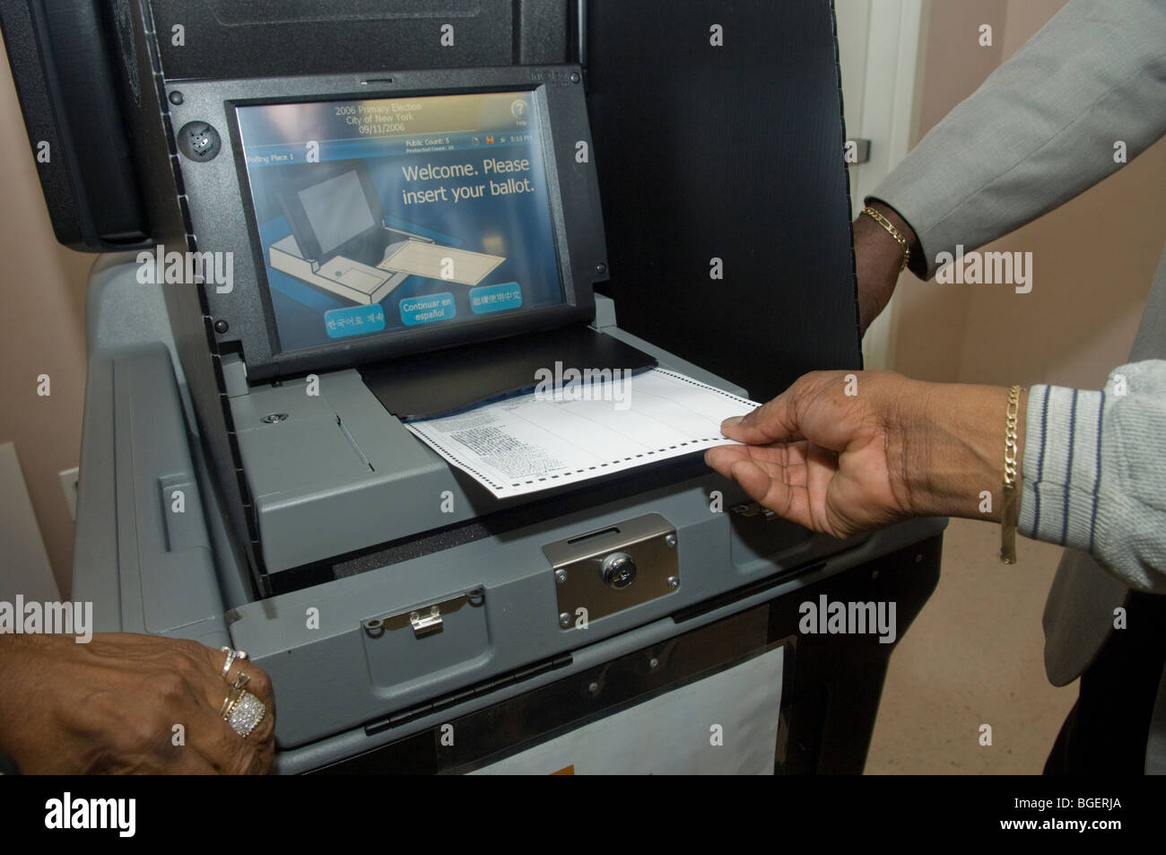 Vertreter der Firma Dominion Voting zeigen Imagecast Precinct Tabulator, eine elektronische Wahlmaschinen Stockfoto