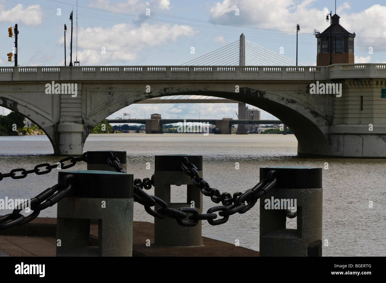 Brücken über den Maumee River in der Innenstadt von Toledo Ohio Stockfoto