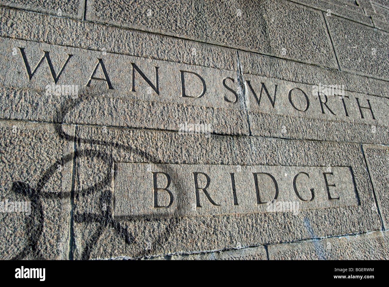 Wandsworth Brücke eingeschrieben auf eines dieser Brückenpfeiler Granit konfrontiert, und mit einem Graffiti-Tag, im Südwesten von London, england Stockfoto