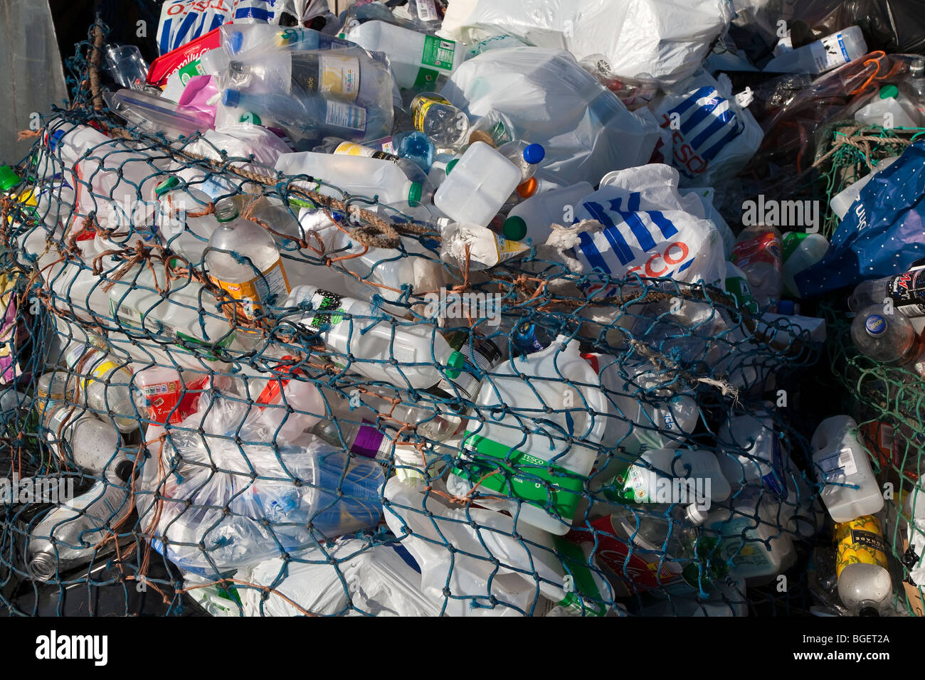 Abfällen Sie auf Recyclingstation im Auto Par UK Stockfoto