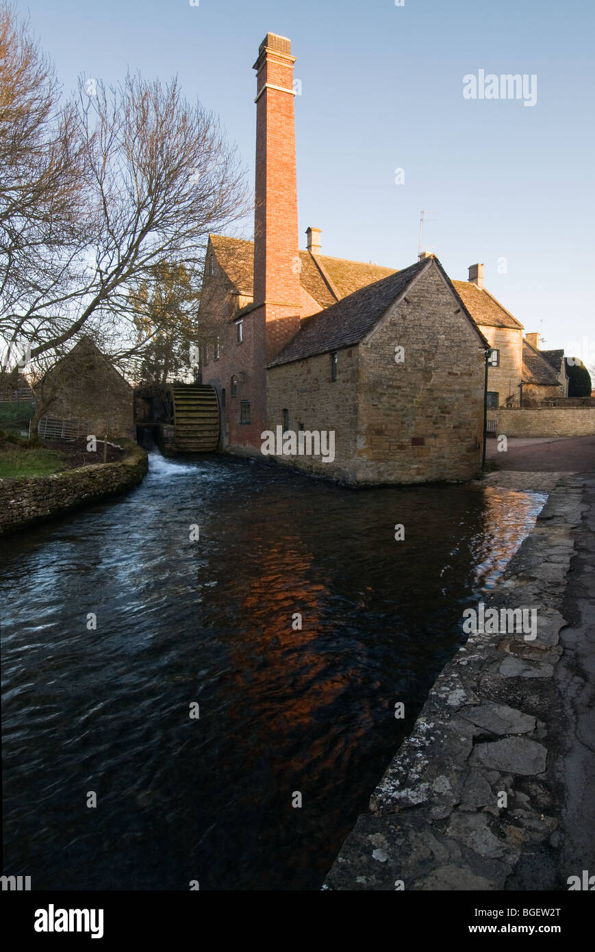 Anzeigen der alten Mühle am Lower Slaughter in den Cotswolds Stockfoto