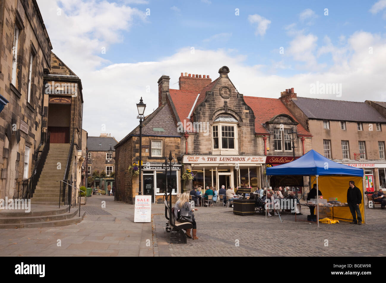 Marktplatz, Alnwick, Northumberland, England, UK, Europa. Bauern-Markt am Stadtplatz Stockfoto