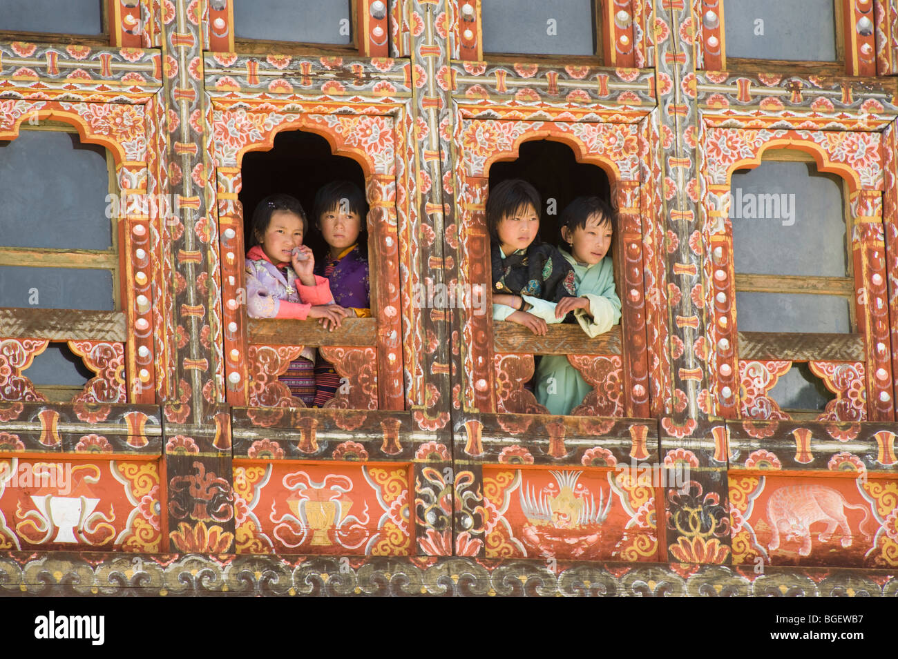 Mädchen beobachten Tsechu (Festival) Tänze, Ura, Bumthang Valley, BHUTAN Stockfoto