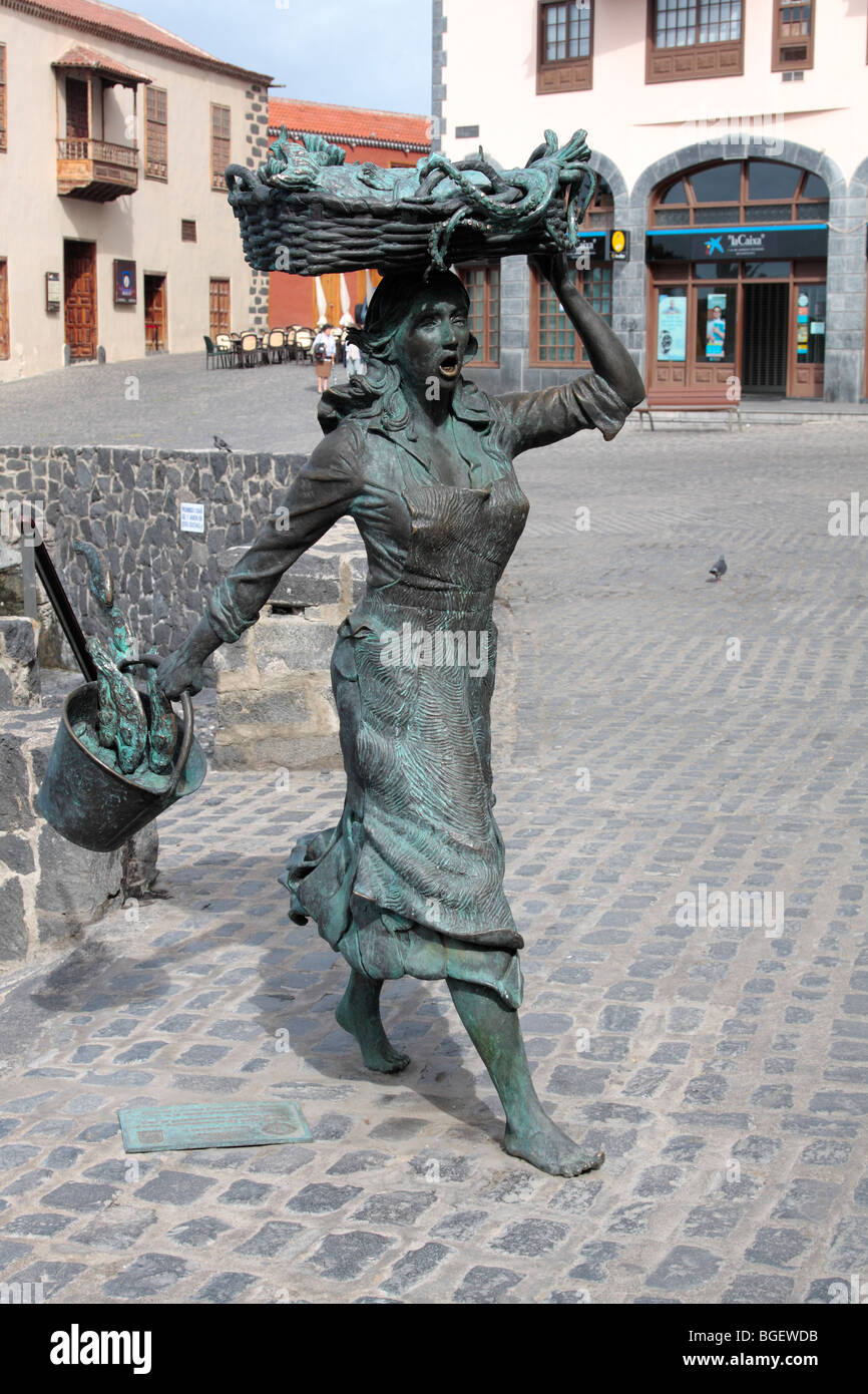 Die Fisherwomans-Statue im Hafen von Puerto De La Cruz auf Teneriffa-Kanarische Inseln-Spanien Stockfoto