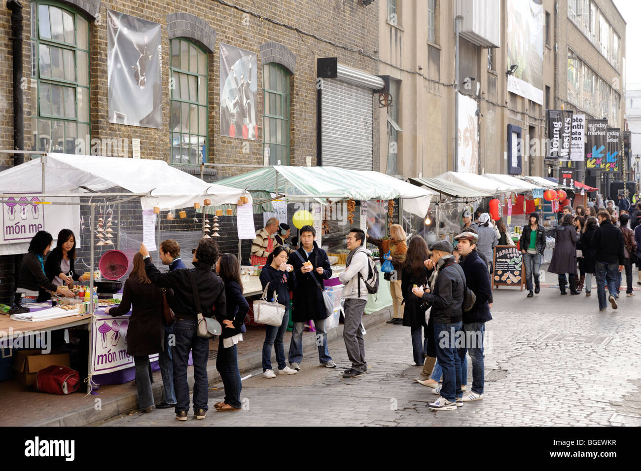 Mulikulturelle Küche Straßenhändler im UpMarket in der alten Brauerei Trueman. London. Großbritannien. UK Stockfoto