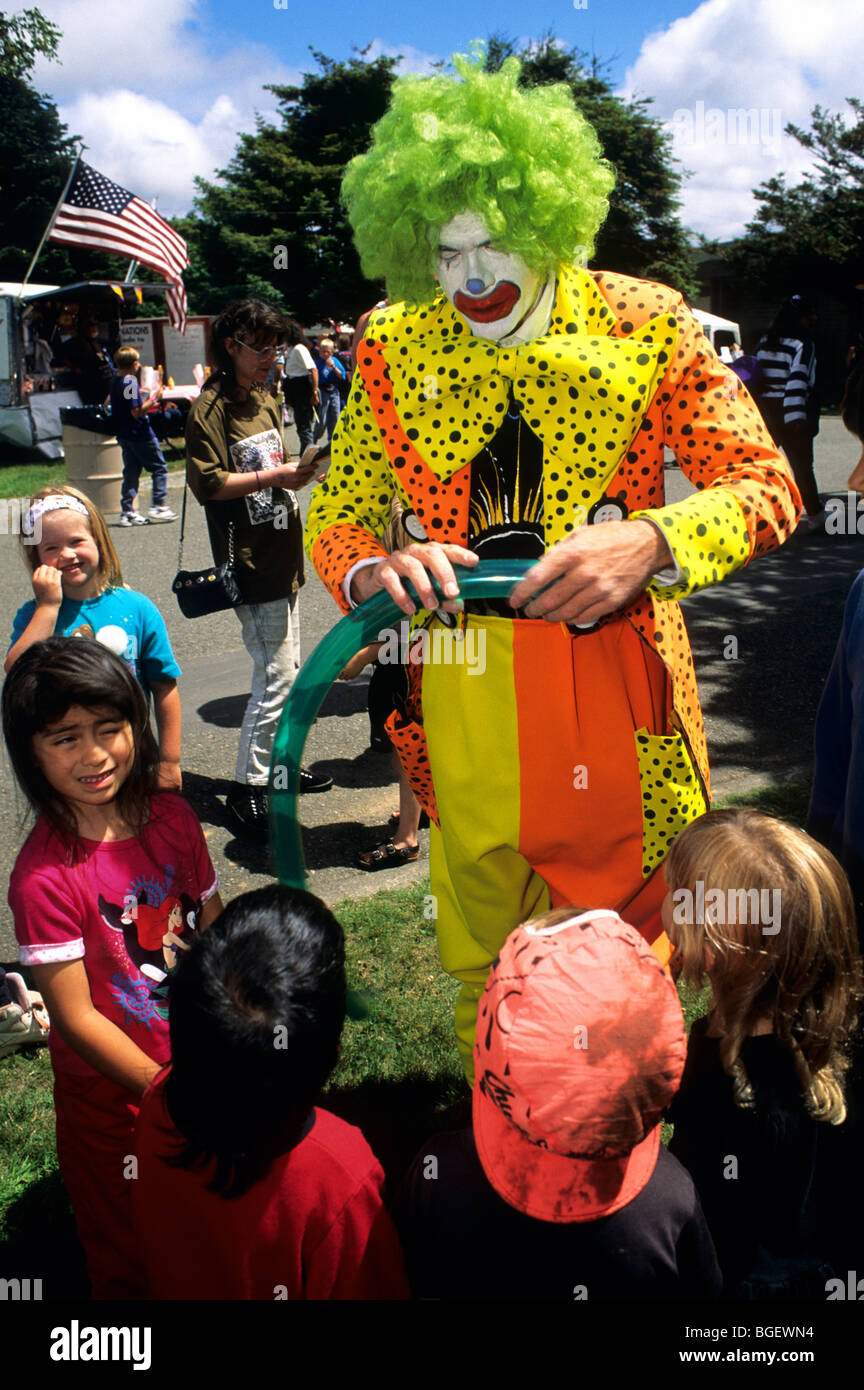 Bunte Clown unterhaltsam junge Kinder in der Amador County Fair. Stockfoto