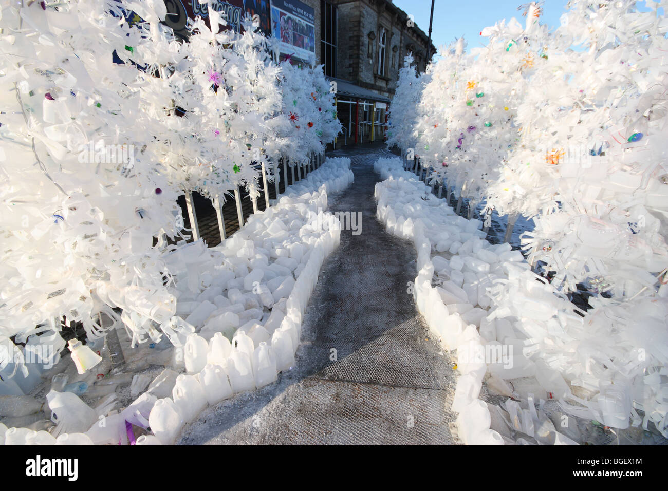 Winter Ödland - eine Skulptur aus gebrauchten Plastikflaschen an die Customs House, South Shields, England, UK Stockfoto