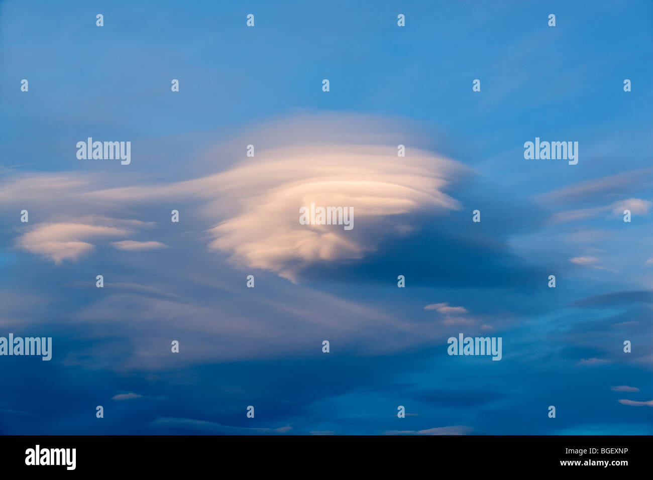 Linsenförmige Wolken über der östlichen Sierra Mountains, Kalifornien Stockfoto