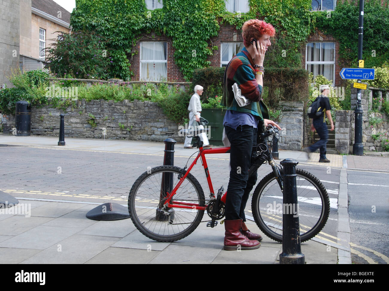 bunte Menschen in Magdalene Street Glastonbury Somerset Stockfoto