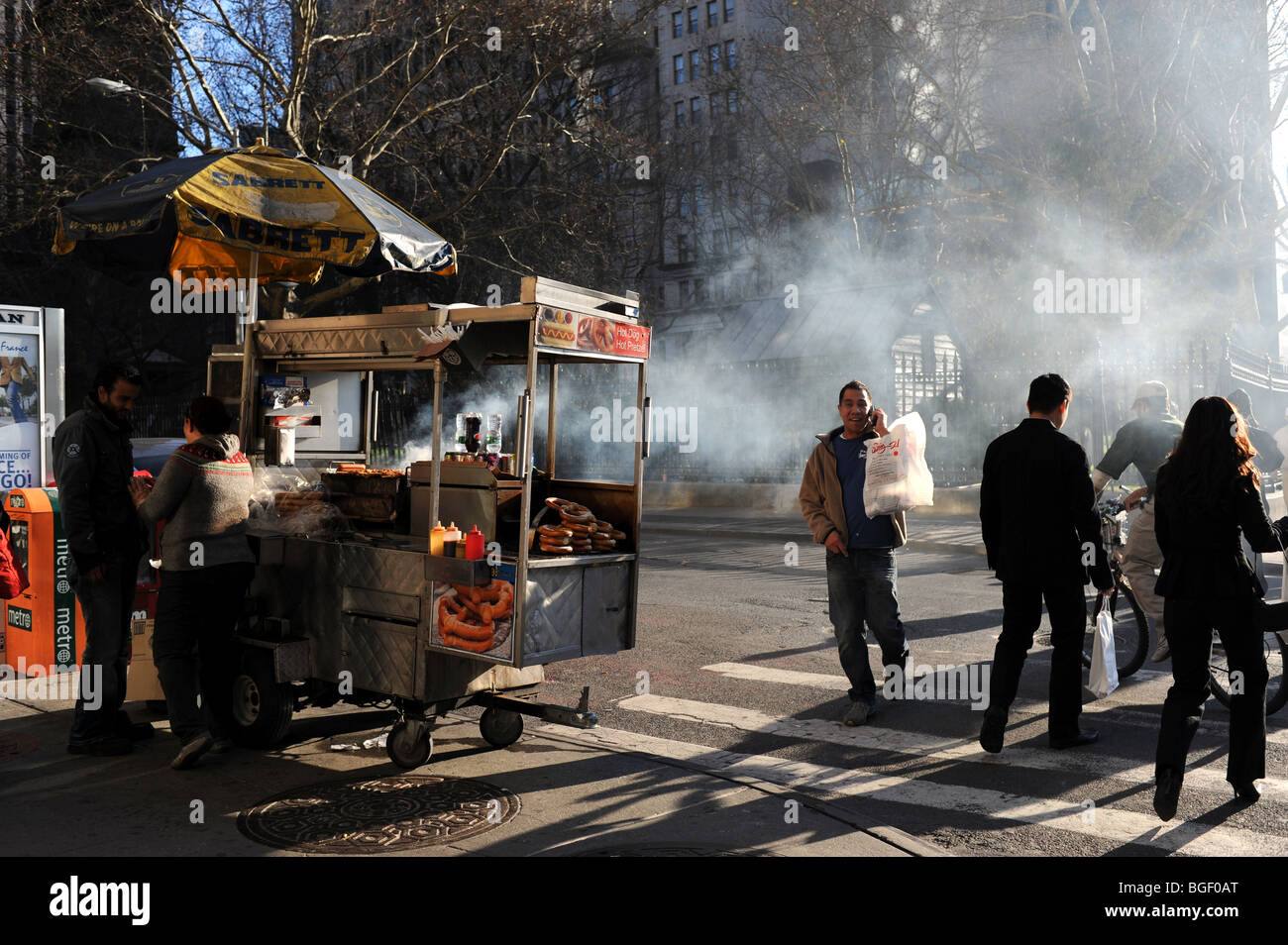 Rauch steigt aus einem Hot Dog und Brezel-Stand in Manhattan New York USA - Foto von Simon Dack Stockfoto